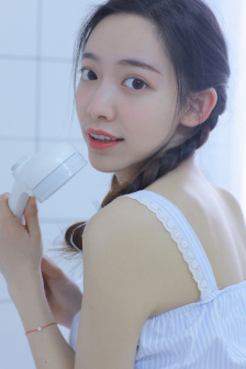 唐三把朱竹清压在树干的小说